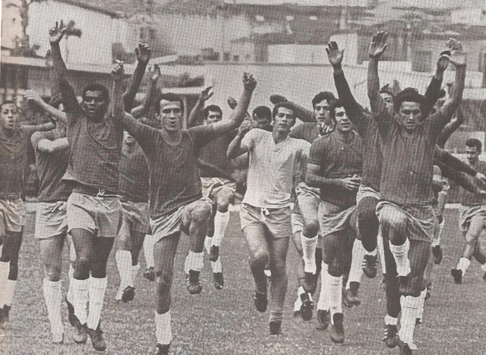 Da esquerda para a direita: Celso, Odair, Roberto, jogador não identificado, Pio, Cezar Marques, Chicão, Emerson Leão, Leivinha, Alfredo Mostarda, Zeca, Zé Carlos e Dudu, ao fundo, à direita. Foto: arquivo pessoal de Cezar Marques
