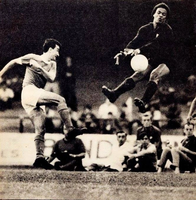 Dudu (do Palmeiras) fuzilando o  goleirão Ubirajara Alcântara (do Flamengo). O último da direita é o saudoso repórter Geraldo Blota. Foto: arquivo pessoal