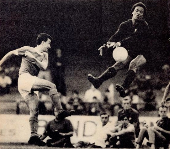 Dudu, cara a cara, chuta a bola no arqueiro Ubirajara, que saiu muito bem do gol
