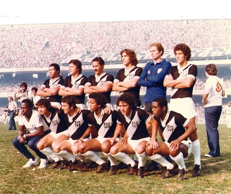 Foto do time da Ponte Preta no dia 9 de outubro de 1977, quando venceu o Corinthians por 2 a 1 (Vaguinho fez para o Corinthians; Dicá e Rui Rei marcaram para a Ponte), no Morumbi, e assim provocou o terceiro jogo decisivo de Paulistão. Naquele dia, o Cícero Pompeu de Toledo recebeu 146.082 torcedores, recorde do estádio. Em pé: Odirlei, Jair Picerni, Vanderlei, Oscar e Polozzi. Agachados: Lúcio, Dicá, Rui Rei, Marco Aurélio Moreira e Tuta