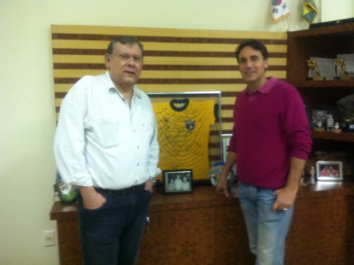 Milton Neves e o ex-zagueiro Oscar posam na frente de algumas relíquias da carreira do atleta, em seu hotel Oscar Inn Eco Resort, em 25 de maio de 2012